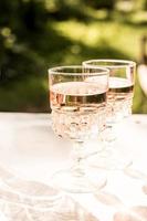 vin rosé dans des verres. photo