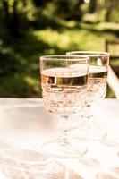 vin rosé dans des verres. photo