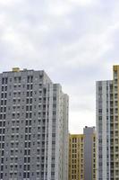 bekasi, ouest de java, indonésie, 5 mars 2022. tour d'immeuble d'appartements au coeur de la ville. photo