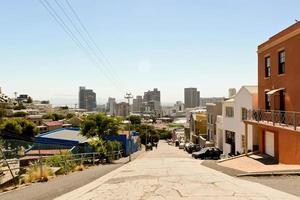 maisons colorées dans le quartier de bo kaap avec le paysage urbain du cap. photo