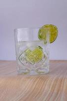 verre d'eau au citron vert photo
