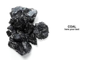 charbon dur sur fond blanc.carburant et énergie. photo