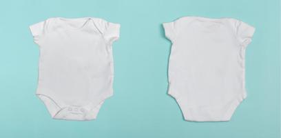 maquette de corps de bébé, blanc sur fond coloré. fermer. photo