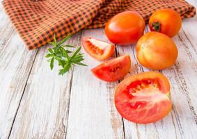 tomates fraîches sur une table en bois blanc photo