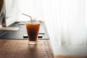 café noir glacé dans une tasse dans la chambre photo