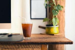 café noir glacé dans une tasse dans la chambre photo