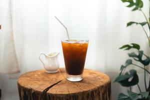 café noir glacé dans une tasse dans la chambre photo