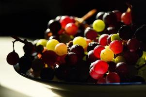 raisins frais avec lumière naturelle photo