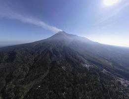 vue aérienne du paysage du mont merapi avec une petite éruption à yogyakarta, indonésie vue sur le paysage volcanique.