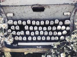 vue d'une ancienne machine à écrire manuelle underwood sur sépia photo
