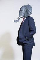 homme avec un masque d'éléphant sur fond clair photo