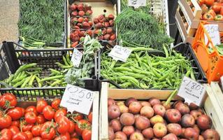 légumes et fruits sur une étagère de supermarché photo