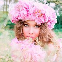 belle femme caucasienne avec une couronne de pivoines roses sur la tête. printemps, fleur, concept de fée photo