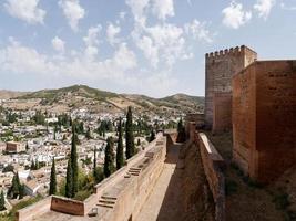 grenade, espagne, 31.08.2021. vue de l'alcazaba à alhambra, grenade. architecture mauresque. espagne patrimoine mondial de l'unesco. voyagez dans le temps et découvrez l'histoire. destinations incroyables pour les vacances. photo