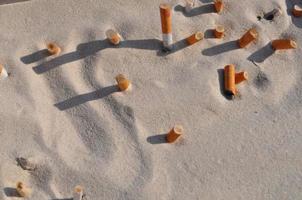 mégots de cigarettes dans le sable photo