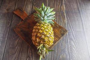 fruit frais d'ananas sur le fond en bois photo