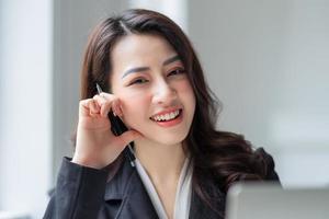 image de jeune femme d'affaires asiatique travaillant au bureau photo