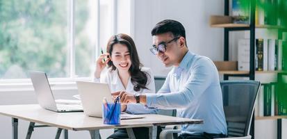 deux hommes d'affaires asiatiques travaillant au bureau photo