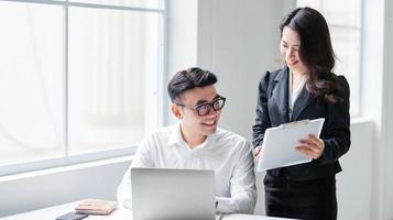 deux hommes d'affaires asiatiques travaillant au bureau photo