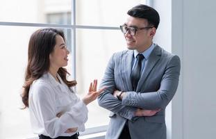 deux hommes d'affaires asiatiques travaillant au bureau photo