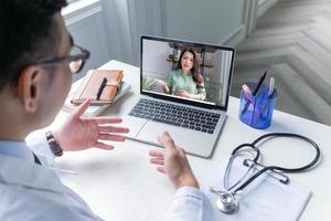 les médecins asiatiques font de la télémédecine pour les patients via un appel vidéo, un concept de télésanté photo