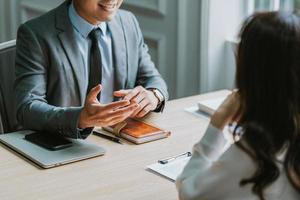 un réalisateur asiatique passe un entretien pour recruter de nouveaux employés photo