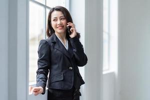 jeune femme d'affaires asiatique travaillant au bureau photo