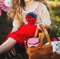 petite fille dans la forêt photo