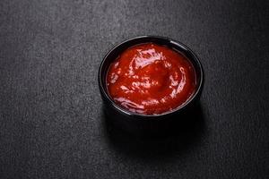 ketchup sauce tomate rouge dans une casserole en céramique noire photo