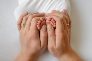 petites belles jambes d'un nouveau-né dans les premiers jours de la vie photo