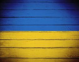 drapeau ukrainien peint. planches de bois froissées de couleur bleue et jaune. fond grungy avec vignette et espace de copie photo