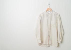 chemise suspendue avec cintre en bois au mur photo