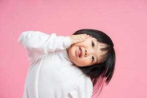 joli portrait de petite fille, isolé sur fond rose photo