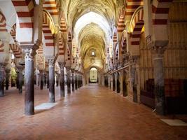 cordoue, espagne, 02.03.2021. intérieur de la mosquée cathédrale de cordoue. Espagne, site du patrimoine mondial de l'unesco. colonnes et arcs. vacances et destinations historiques et touristiques. photo