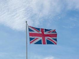 drapeau du royaume-uni sur fond de ciel bleu. photo