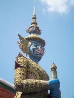 gardien de démon à wat phra kaew bangkok thaïlande. photo