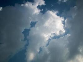 le ciel est bleu les nuages sont blancs. photo