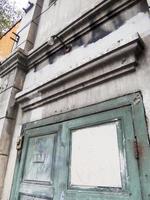 anciens bâtiments abandonnés avec portes et fenêtres en bois. photo