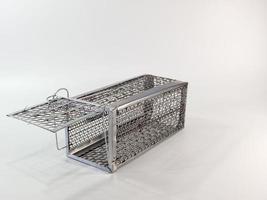 Piège à souris cage sur fond blanc photo
