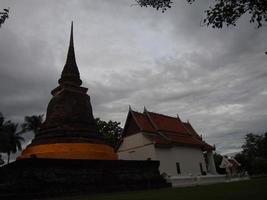 grande statue de bouddha du nom phra ajarn dans le site du patrimoine mondial du parc historique de phra montop wat srichum sukhothai. photo