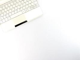 vue de dessus d'un ordinateur portable blanc agrandi sur fond blanc. photo