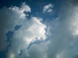 le ciel est bleu les nuages sont blancs. photo