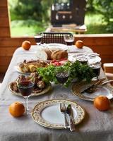 table de vacances pleine de grillades sur fond photo