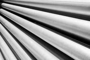 matière première en aluminium métallique sous forme de longs tubes photo