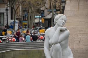 fontaine de figure féminine à barcelone photo
