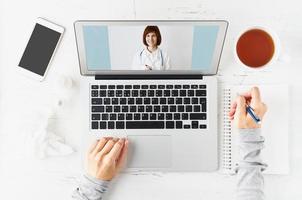 télémédecine, appel vidéo au médecin, communication avec la médecine en ligne. photo