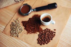 vue de dessus une tasse de café et trois variétés différentes photo