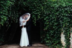 jeune mariée étreignant son fiancé dans un magnifique parc photo