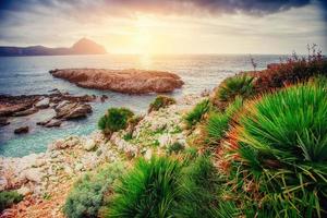 vue printanière de la côte au coucher du soleil ville trapani. sicile photo