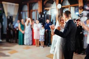 heureux mariés à leur première danse, mariage photo